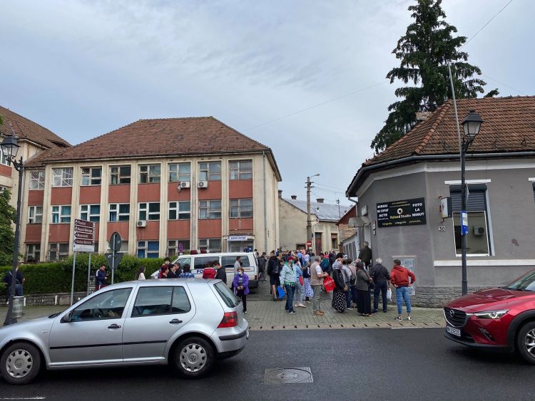 Aglomeraţie la Serviciul Public Comunitar Local de Evidenţă a Persoanelor Baia Mare (buletine) – FOTO