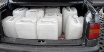 Prins în flagrant în timp ce încerca să vândă ilegal peste 100 litri alcool