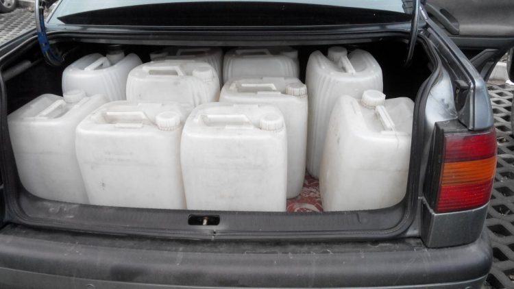 Prins în flagrant în timp ce încerca să vândă ilegal peste 100 litri alcool