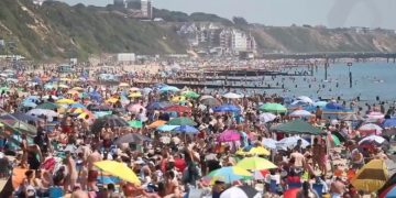 „Incident major” în sudul Angliei după ce o jumătate de milion de oameni s-au îngrămădit pe plaje, în ciuda epidemiei