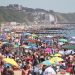 „Incident major” în sudul Angliei după ce o jumătate de milion de oameni s-au îngrămădit pe plaje, în ciuda epidemiei