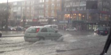 Fenomene meteo extrem în Baia Mare. Străzi inundate, trafic înghețat din cauza ruperii de nori