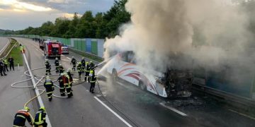 Un autocar cu 49 de români a luat foc pe autostradă, lângă Viena