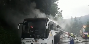 Autocar cu 46 de persoane, cuprins de flăcări!