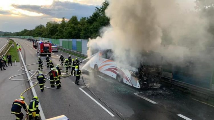 Un autocar cu 49 de români a luat foc pe autostradă, lângă Viena