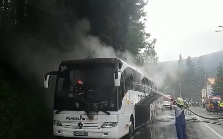 Autocar cu 46 de persoane, cuprins de flăcări!