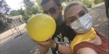 Gestul liberalilor: Baloane de la partid, umflate cu gura, dăruite copiilor și bunicilor