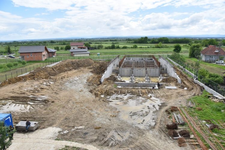 Bazin de înot didactic la Fărcașa