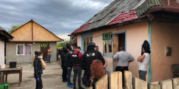 Cinci bărbaţi din Bozânta Mică, arestaţi preventiv pentru trafic de persoane. Ei răpeau oameni din zona Gării CFR şi îi puneau să muncească