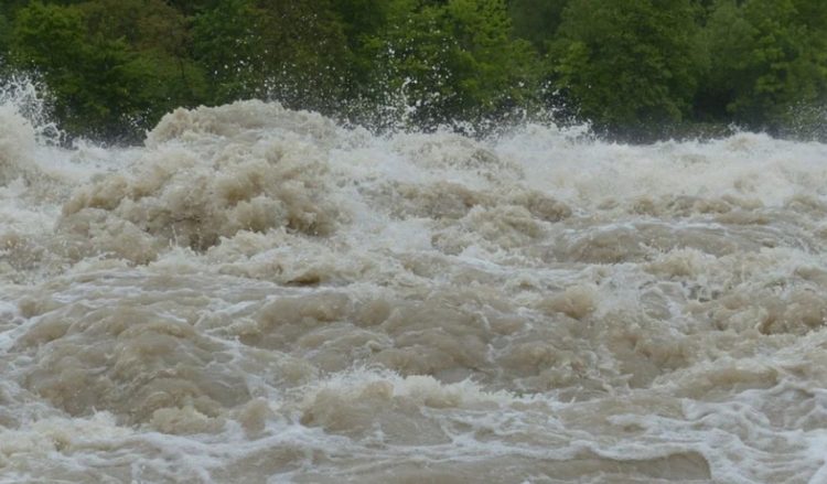 Copilul luat de viitură a fost găsit mort