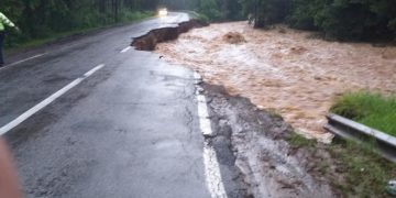 Drum național rupt de ape. Circulaţia închisă