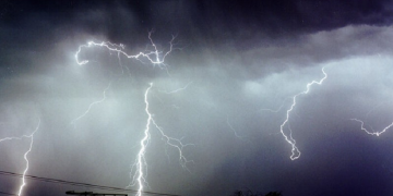 COD GALBEN! Ploi cu descărcări electrice, averse puternice, grindină în mai multe localităţi din Maramureş 