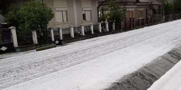 Prăpăd la Ulmeni: grindina a acoperit străzile şi grădinile – GALERIE FOTO