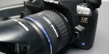 Olympus renunţă după 84 de ani la divizia care produce aparate foto