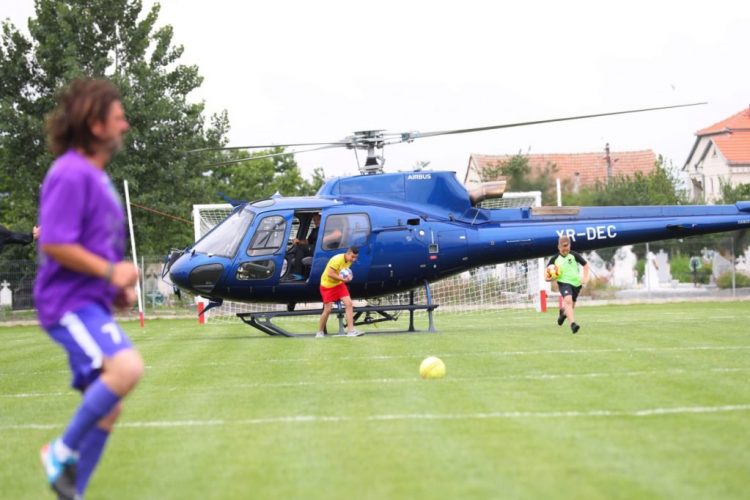 Nu le-ar fi rușine? Minge adusă cu elicopterul la inaugurarea unui stadion de către liderii PNL