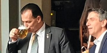 Premierul Ludovic Orban a ieșit să bea bere în Centrul Vechi