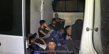 Două călăuze și 33 de cetățeni din Siria, Somalia și Libia depistaţi de poliţiştii de frontieră înghesuiţi în două microbuze
