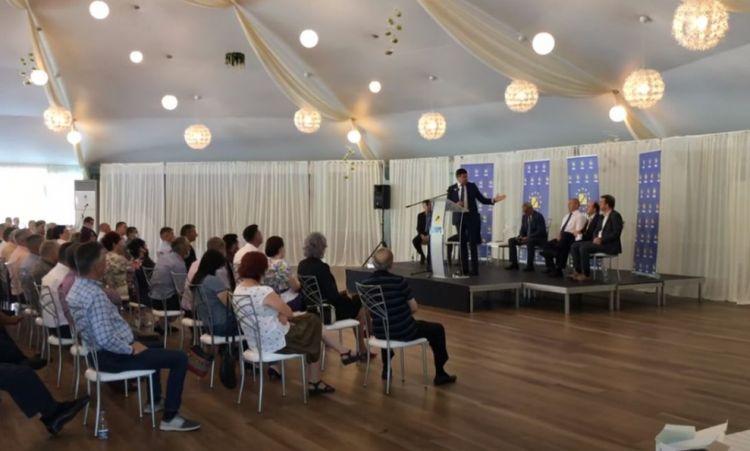 Ședință PNL în restaurant, cu 100 de participanți, fără măști și fără distanțare