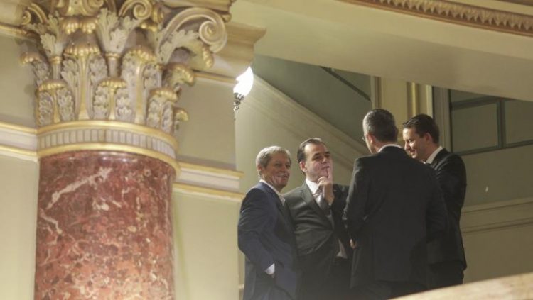 USR și PLUS încep războiul cu PNL în București și îi atacă pe candidații liberali la sectoare