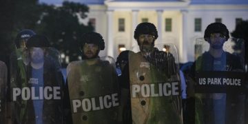 Violenţe în SUA: Confruntări cu poliția în fața Casei Albe, Donald Trump dus într-un buncăr, jafuri la New York