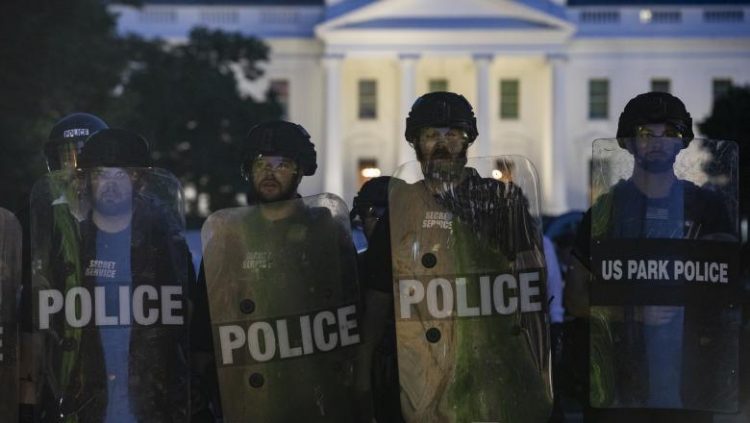 Violenţe în SUA: Confruntări cu poliția în fața Casei Albe, Donald Trump dus într-un buncăr, jafuri la New York