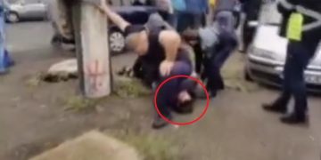 Anchetă la Poliția Reșița, după ce un bărbat a fost imobilizat de polițiști cu genunchiul pe gât, asemenea lui George Floyd