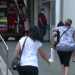 O tânără și-a cărat mama bolnavă în spate până la spital, după ce nimeni nu le-a băgat în seamă în timpul vizitei lui Nelu Tătaru