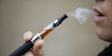 Veşti proaste pentru fumători. Țigările electronice ar putea fi interzise în spațiile publice închise