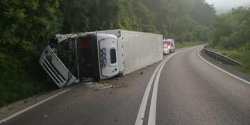 Accident grav provocat de un băimărean beat. S-a răsturnat cu TIR-ul şi a blocat circulaţia pe Valea Oltului – foto