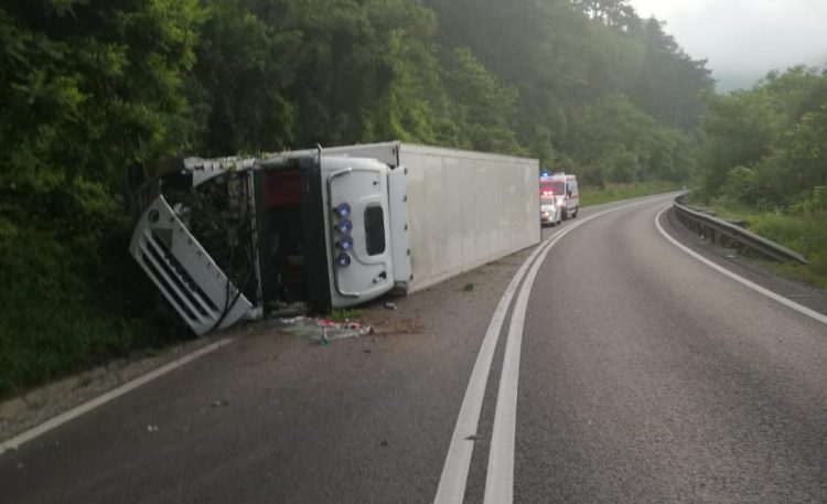 Accident grav provocat de un băimărean beat. S-a răsturnat cu TIR-ul şi a blocat circulaţia pe Valea Oltului – foto
