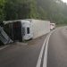 Accident grav provocat de un băimărean beat. S-a răsturnat cu TIR-ul şi a blocat circulaţia pe Valea Oltului – foto