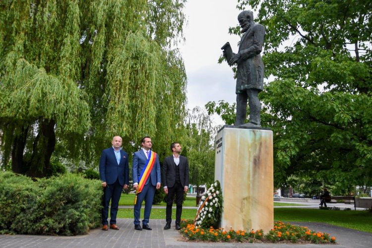 Coroane la busturile lui Iuliu Maniu, I.C. Brătianu, George Pop de Băsești din Baia Mare, la 100 de ani de la semnarea Tratatului de la Trianon