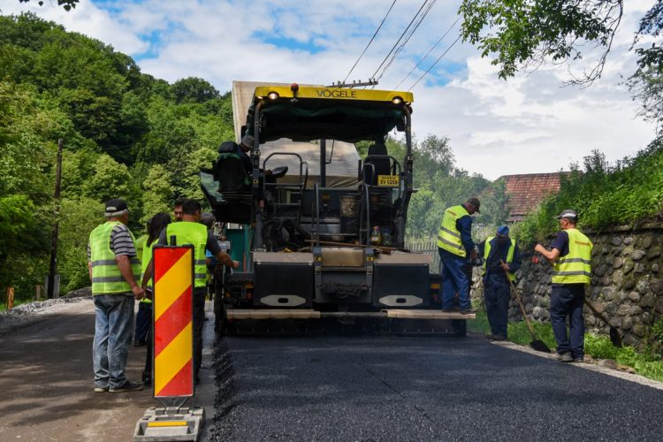 Primul kilometru de asfalt s-a turnat pe DJ 186 Valea Izei, în Bârsana