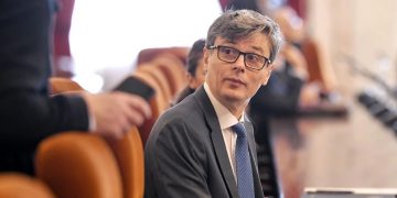 Ministrul Economiei, despre fotografia din biroul premierului: „Servisem o prăjitură, aveam masca în buzunar”