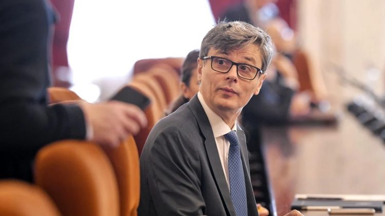 Ministrul Economiei, despre fotografia din biroul premierului: „Servisem o prăjitură, aveam masca în buzunar”