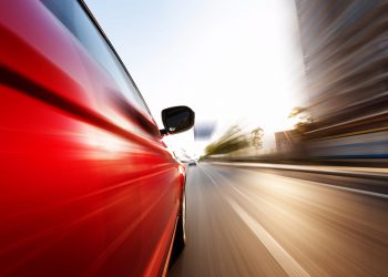 Dosar penal pentru un tânăr de 18 ani depistat conducând cu 100 km/h… fără permis de conducere