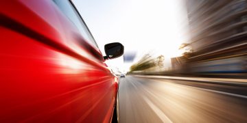 Dosar penal pentru un tânăr de 18 ani depistat conducând cu 100 km/h… fără permis de conducere