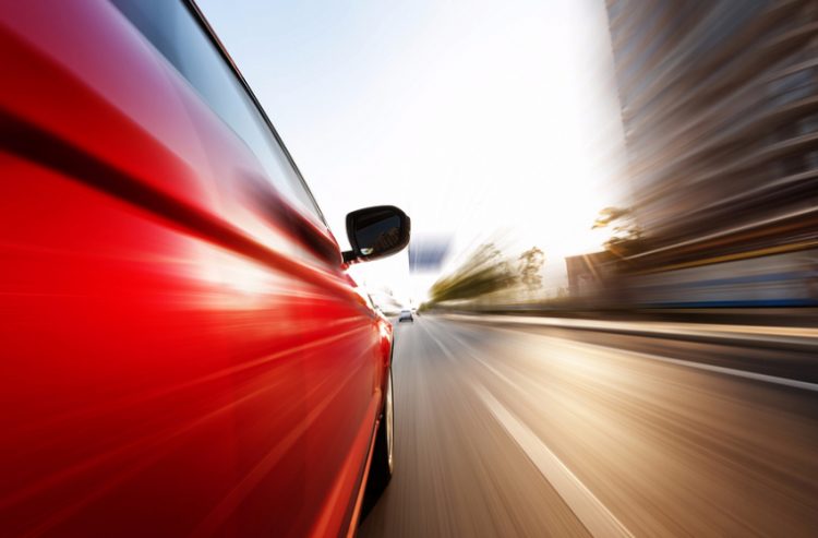 Dosar penal pentru un tânăr de 18 ani depistat conducând cu 100 km/h… fără permis de conducere