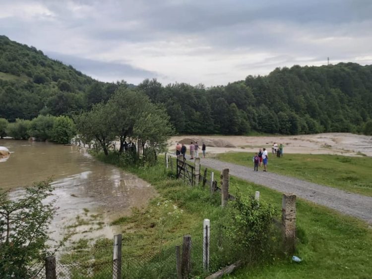 Inundațiile i-au mobilizat pe pompierii lăpușeni. Mai bine de 10 gospodării sunt izolate