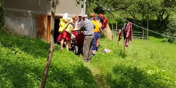 Accident pe Valea Ghemii. Salvamontiștii au coborât victima pe jos – FOTO