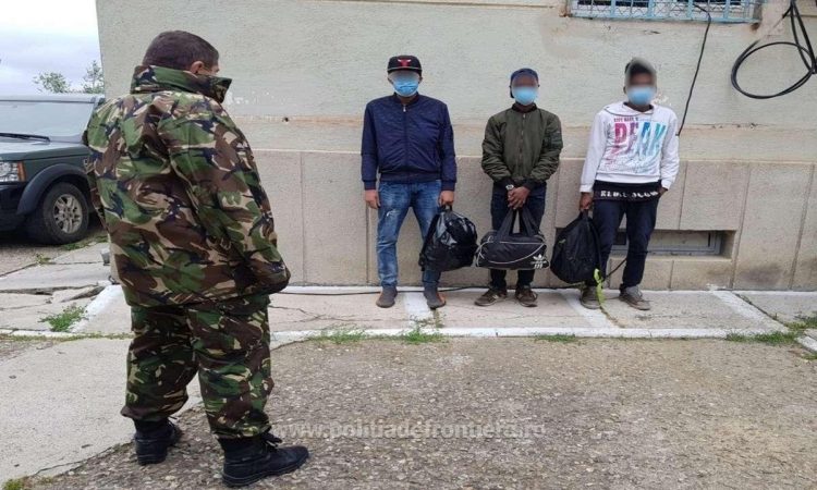 Trei cetăţeni africani opriţi la frontieră