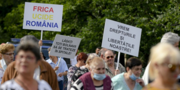 Protest în Piața Victoriei din București. Sute de oameni, fără măști de protecție