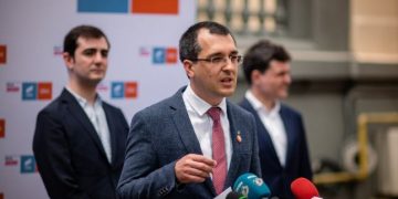 Vlad Voiculescu îi răspunde lui Orban: Înţelepciune nu înseamnă să pretinzi că poţi câştiga alegerile singur atunci când în ultimii 15 ani nu ai depăşit 15%