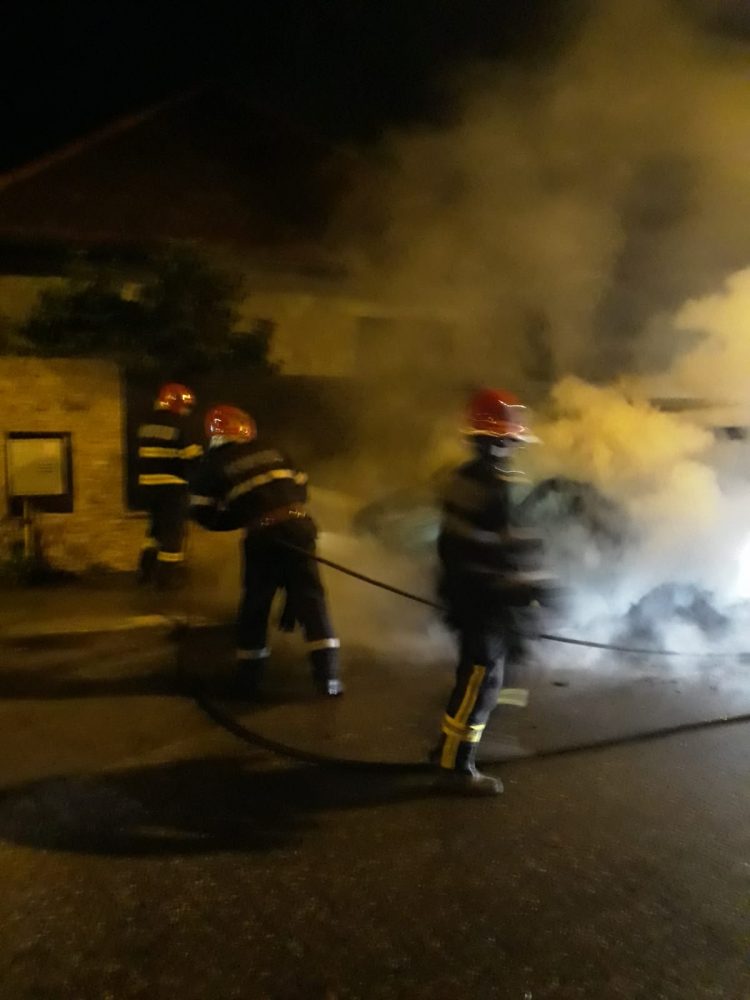 Maşină transformată în scrum pe o stradă din Baia Mare – FOTO