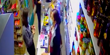 Vănzătoare din Baia Mare pălmuită că a refuzat să servească o clientă fără mască – VIDEO
