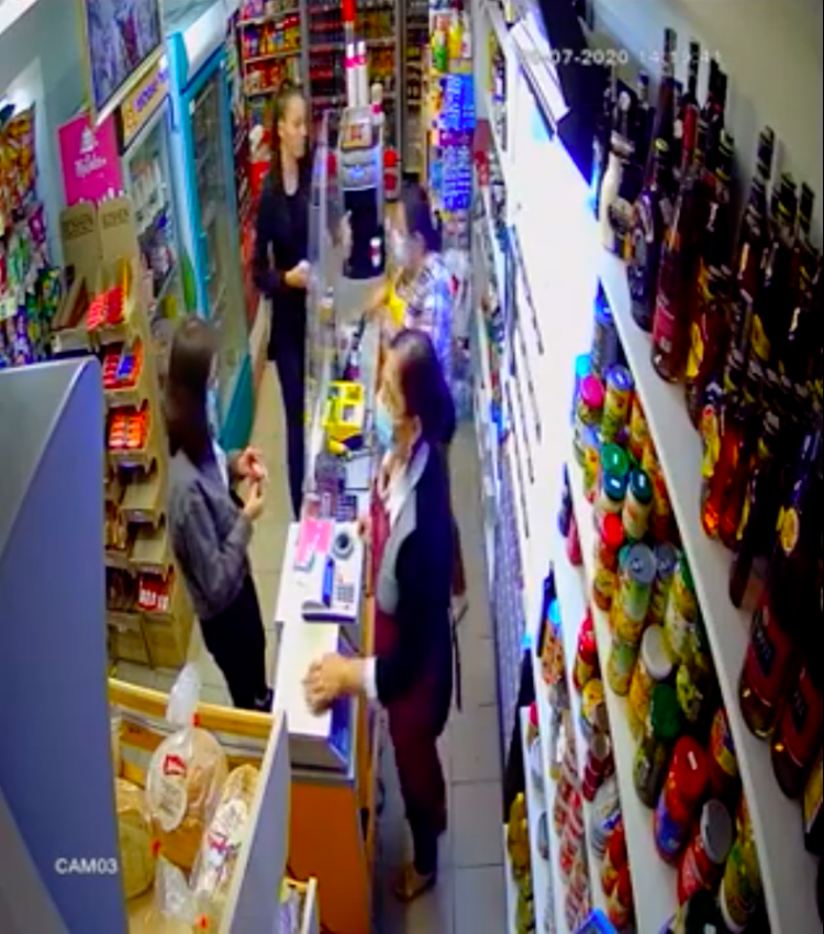 Vănzătoare din Baia Mare pălmuită că a refuzat să servească o clientă fără mască – VIDEO