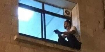 S-a cățărat la geamul spitalului unde se stingea mama lui de COVID-19. Povestea tânărului care te va impresiona