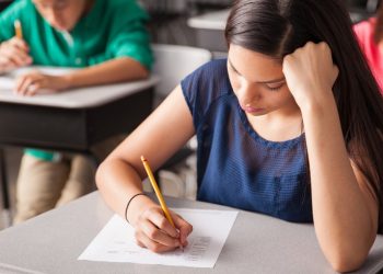 Dascălii intră azi în examen. Este bătaie mare pe locuri