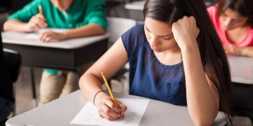 Dascălii intră azi în examen. Este bătaie mare pe locuri