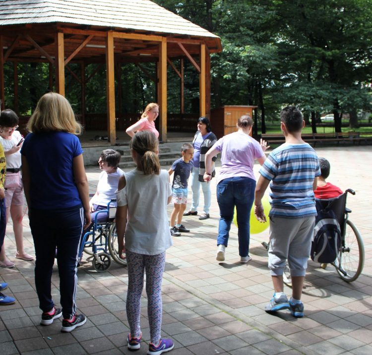 Asociaţia Esperando: Importanța socializării pentru persoanele cu nevoi speciale